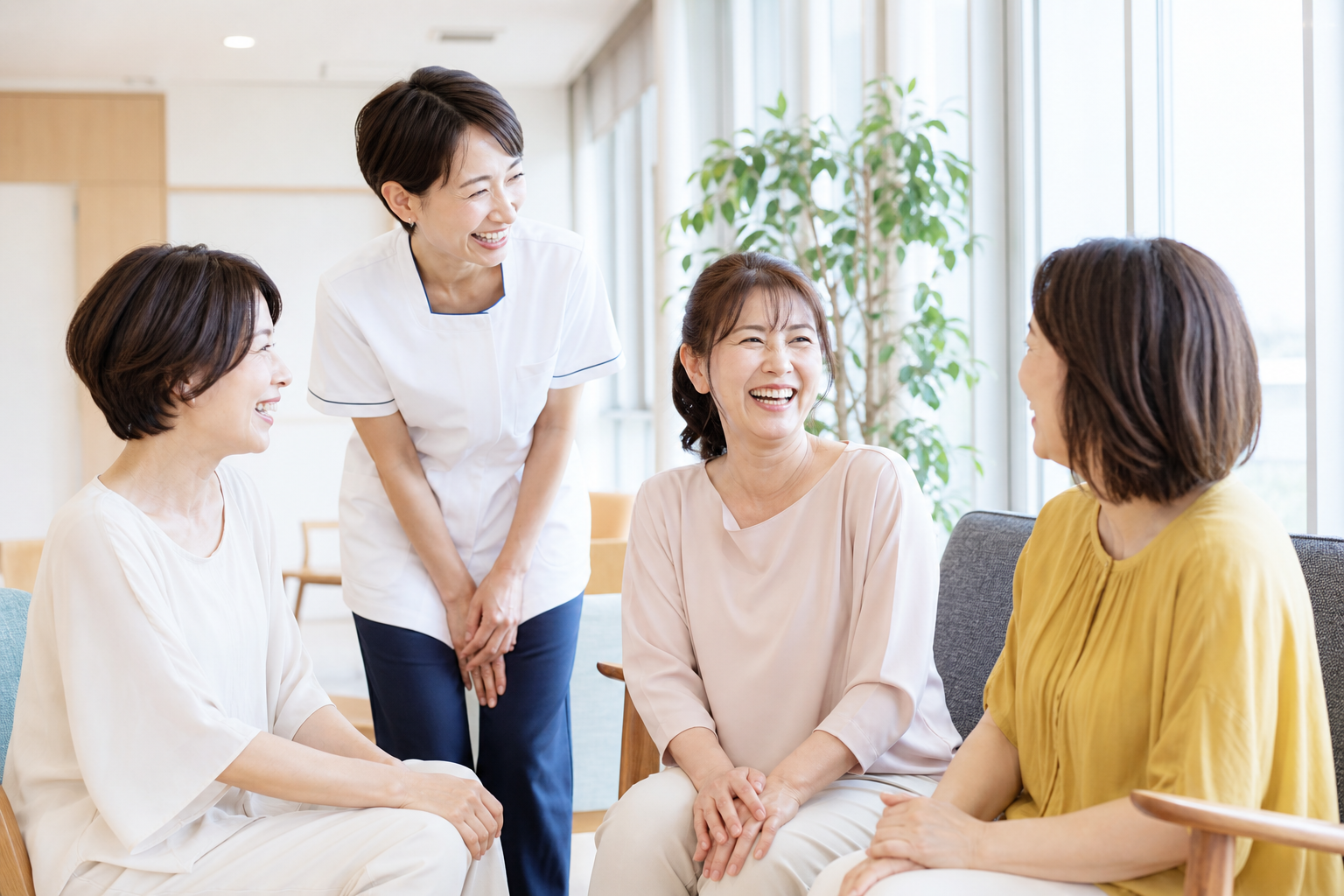 女性専用施設らぽーるで笑顔で交流するスタッフと利用者